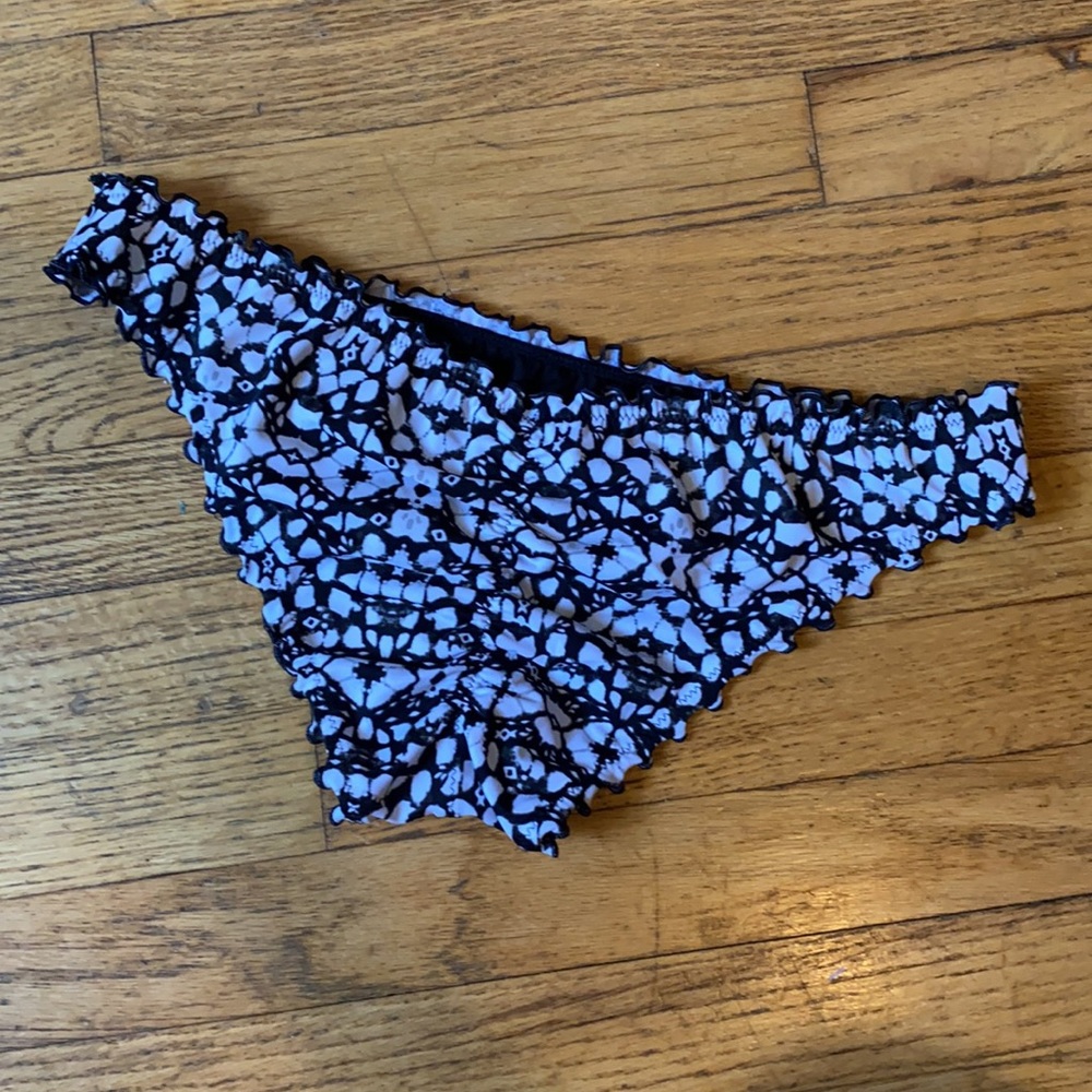 Shade & Shore Ruffle Cheeky Bikini Bottom - L - Picture 5 of 5